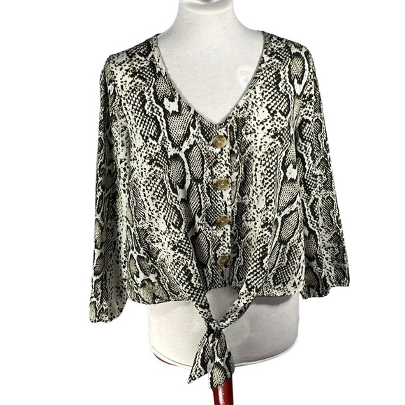 Streetwear Society snakeskin print crop top faux button down 3/4 Sleeve size M - Picture 2 of 15